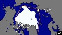 La imagen del Centro Nacional de Información sobre Nieve y Hielo, muestra la extensión del hielo en el Árctico en blanco, al 13 de septiembre de 2012 y la linea naranja mmuestra cual era la extensión entre 1981 y 2010. 