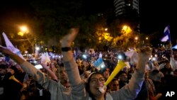 Los partidarios del candidato presidencial Bernardo Arévalo celebran después de que los resultados preliminares lo mostraran como vencedor en una segunda vuelta presidencial en la Ciudad de Guatemala, el 20 de agosto de 2023.