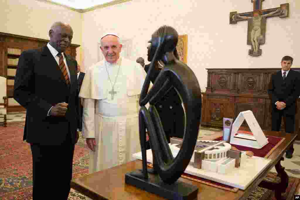 Foto gentilmente cedida pelo jornal do Vaticano, L'Osservatore Romano, O papa Francisco troca presentes com o Presidente angolano, José Eduardo dos Santos, durante uma reunião privada no Vaticano. Maio 2, 2014. (AP Photo/L'Osservatore Romano)