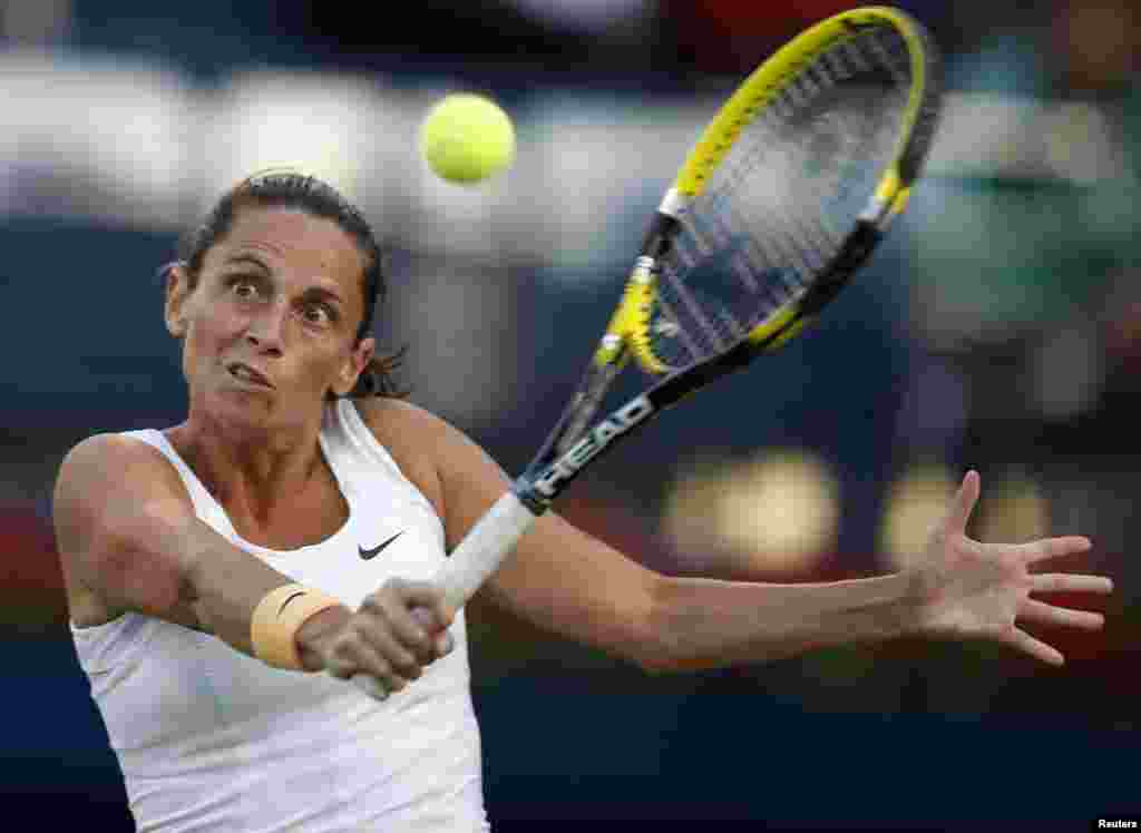 Roberta Vinci dari Italia mengembalikan bola ke rekan senegaranya, Sara Errani, saat bertanding dalam semifinal tunggal putri di Dubai WTA Tennis Championships, Uni Emirat Arab.