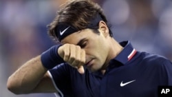 Petenis Swiss Roger Federer mengalami kekalahan terburuk dalam turnamen grand slam dan tersingkir di babak kedua Wimbledon, Rabu 26/6 (foto: dok). 