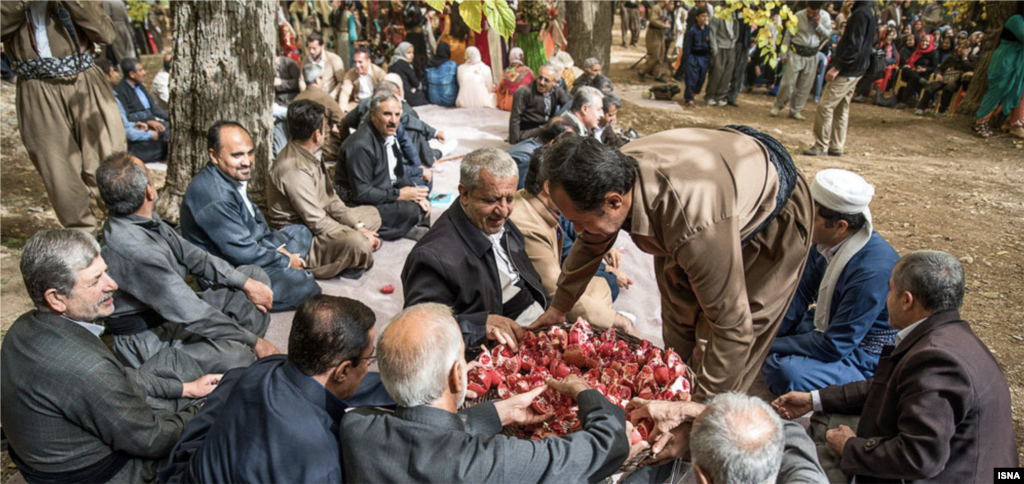 آیین شکرگزاری انار در روستای خانقاه شهرستان پاوه عکس: محمد عرفان کرمی 
