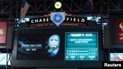 Penghormatan untuk Senator John McCain di sela laga antara Arizona Diamondbacks dan Seattle Mariners di Chase Field, 25 Agustus 2018. McCain wafat dalam usia 81 tahun setelah berjuang melawan kanker otak.