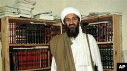 Al-Qaida leader Osama bin Laden in Afghanistan (1998 file photo)