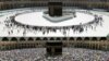 Perbandingan suasana ibadah umrah di Ka'bah, Mekkah sebelum dan sesudah pandemi virus corona. Foto atas diambil 7 Maret 2020 dan foto di bawah diabadikan 13 Agustus 2019. (Foto: AFP)