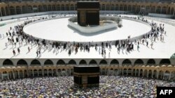 Perbandingan suasana ibadah umrah di Ka'bah, Mekkah sebelum dan sesudah pandemi virus corona. Foto atas diambil 7 Maret 2020 dan foto di bawah diabadikan 13 Agustus 2019. (Foto: AFP)