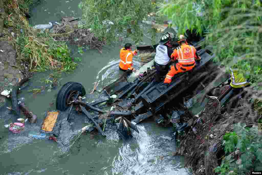 El autobús quedó parcialmente sumergido en aguas residuales.