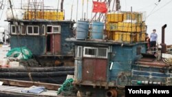 15일 인천 중구 인천해양경비안전서 전용부두에 불법조업 중국어선 2척이 들어오고 있다. 이 어선은 전날 인천 강화군 교동도 인근 한강 하구에서 불법조업을 하다가 민정경찰에게 나포됐다.