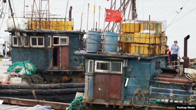 中国非法渔船被韩国海上护卫队拘捕。（资料照）