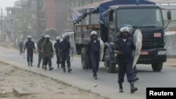 La police à Douala, Cameroun, 25 février 2008.