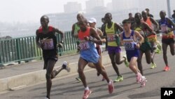 지난달 10일 (현지시간) 평양에서 열린 제29회 만경대상 국제마라톤대회에 참가한 선수들이 역주하고 있다. (자료사진)