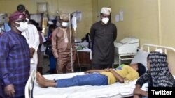 Kwamishinan Lafiya na jihar Ekiti, (dama) Oyebanji Filani lokacin da yake kai wa daliban ziyara a asibiti (Twitter/ Ekiti Ministry of Health)