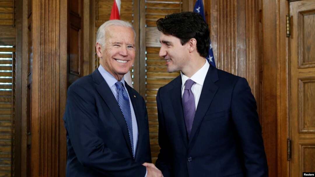 Perdana Menteri Kanada Justin Trudeau (kanan) berjabat tangan dengan Joe Biden ketika masih menjabat sebagai wakil presiden AS, Ottawa, Ontario, Kanada, 9 Desember 2016. (Foto: REUTERS/Chris Wattie)