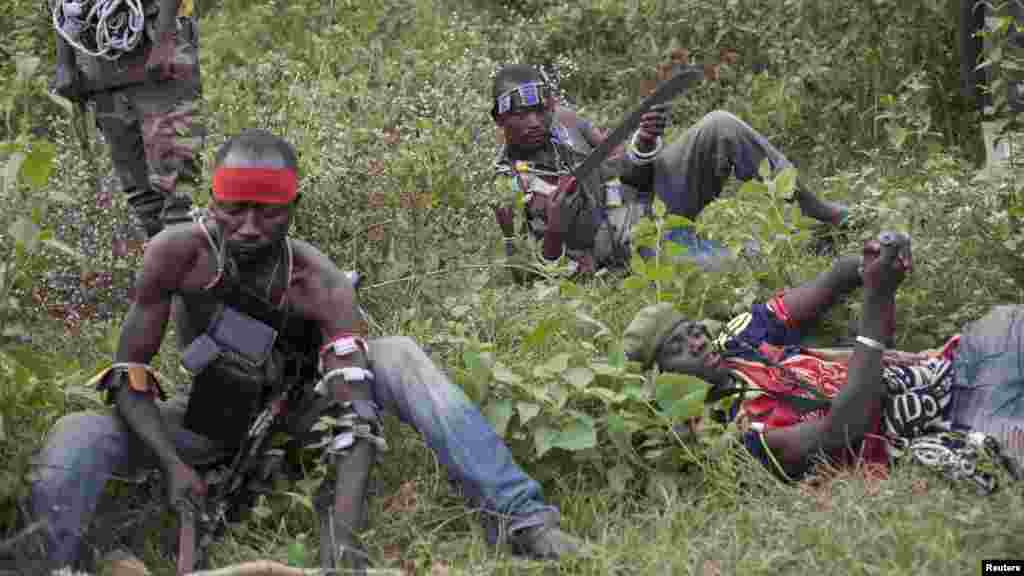 Des combattants anti-balaka du village de Bossemebele en répit après une patrouille dans le district de Boeing de Bangui, République Centre Africaine, le 24 février 2014. REUTERS/Camille Lepage (REPUBLIQUE CENTRAFRICAINE - Tags: CONFLICT) - RTX19EMG 