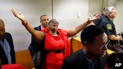 La mère de Botham Jean, Allison Jean, se réjouit dans la salle d'audience après le que le jury eut reconnu Amber Guyger, coupable de meurtre, le mardi 1er octobre 2019 à Dallas.