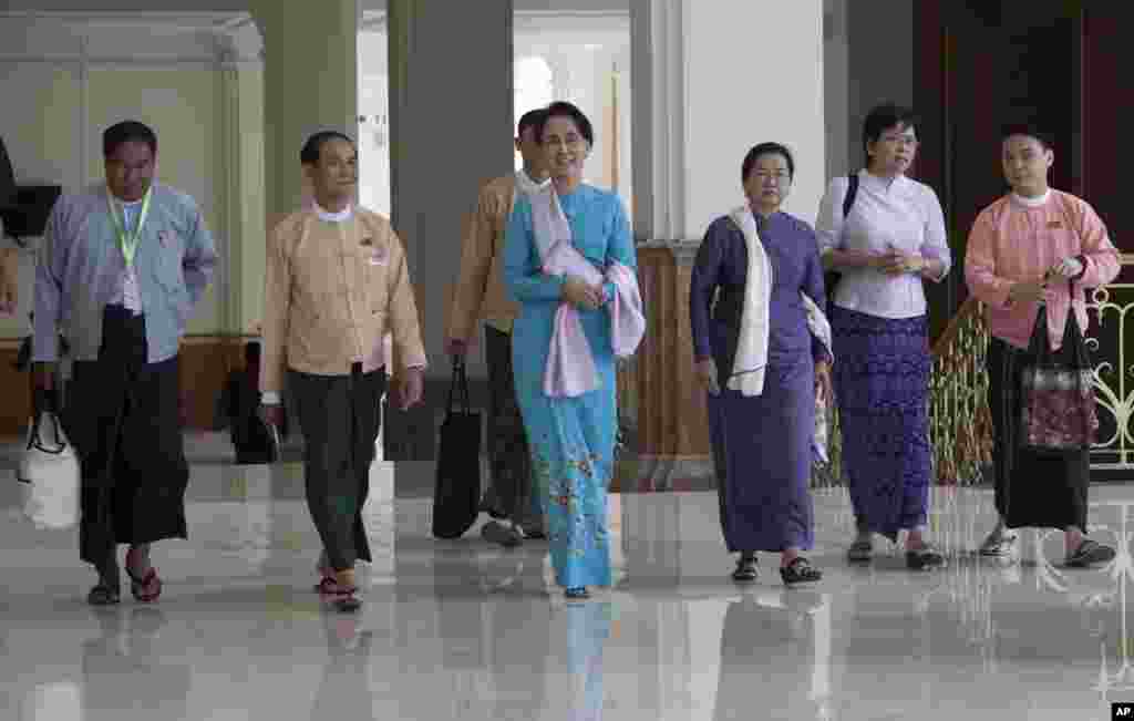 Myanmar opposition leader Aung San Suu Kyi, center, arrives to attend a regular session at Parliament in Naypyitaw, Myanmar Tuesday, Aug. 18, 2015. Parliament has reopened for its final session before Myanmar&#39;s nationwide election, with a spotlight on the influential speaker following his violent ouster as head of the military-backed ruling party. (AP Photo/Khin Maung Win)