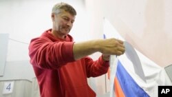 FILE - Opposition mayoral candidate Yevgeny Roizman casts his ballot at a polling station during a mayoral election in the Urals city of Yekaterinburg, Sept. 8, 2013.