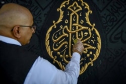 A worker cleans and sterilizes the Kaaba, following the outbreak of the coronavirus disease (COVID-19), ahead of the holy fasting month of Ramadan, in the Grand mosque in the holy city of Mecca, Saudi Arabia, April 21, 2020. (Saudi Press Agency)