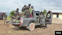 Personel Brimob dan TNI dalam Operasi Tinombala 2016 di Kabupaten Poso (VOA/Yoanes).