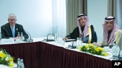 El secretario de Estado de EE.UU., Rex Tillerson, (izquierda) se reunió con el canciller saudita, Adel bin Ahmed Al-Jubeir (derecha) al margen de la reunión del G-20 en Bonn, Alemania.