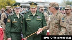 러시아 군 대표단(왼쪽)이 30일 파키스탄 북와지리스탄 지역을 잔격 방문해 파키스탄 군 지휘관의 설명을 듣고 있다. 