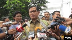 Sekretaris Kabinet Pramono Anung memberikan keterangan di kompleks Istana kepresidenan di Jakarta, Selasa (19/7). (VOA/Andylala Waluyo).