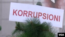 ARHIVA - Natpis sa rečju "korupcija" na albanskom jeziku, tokom nedelje borbe protiv korupcije