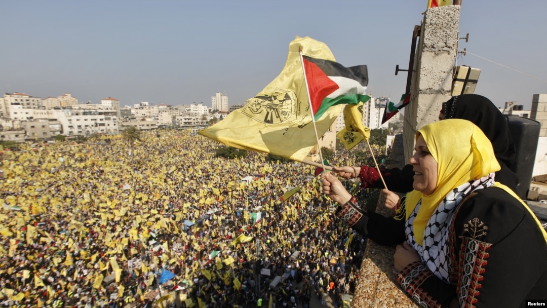 Para perempuan Palestina pendukung Fatah ikut merayakan Hari Jadi kelompok Fatah ke-48 di Jalur Gaza, Jumat (4/1).