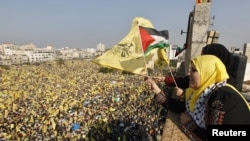 Para perempuan Palestina pendukung Fatah ikut merayakan Hari Jadi kelompok Fatah ke-48 di Jalur Gaza, Jumat (4/1).