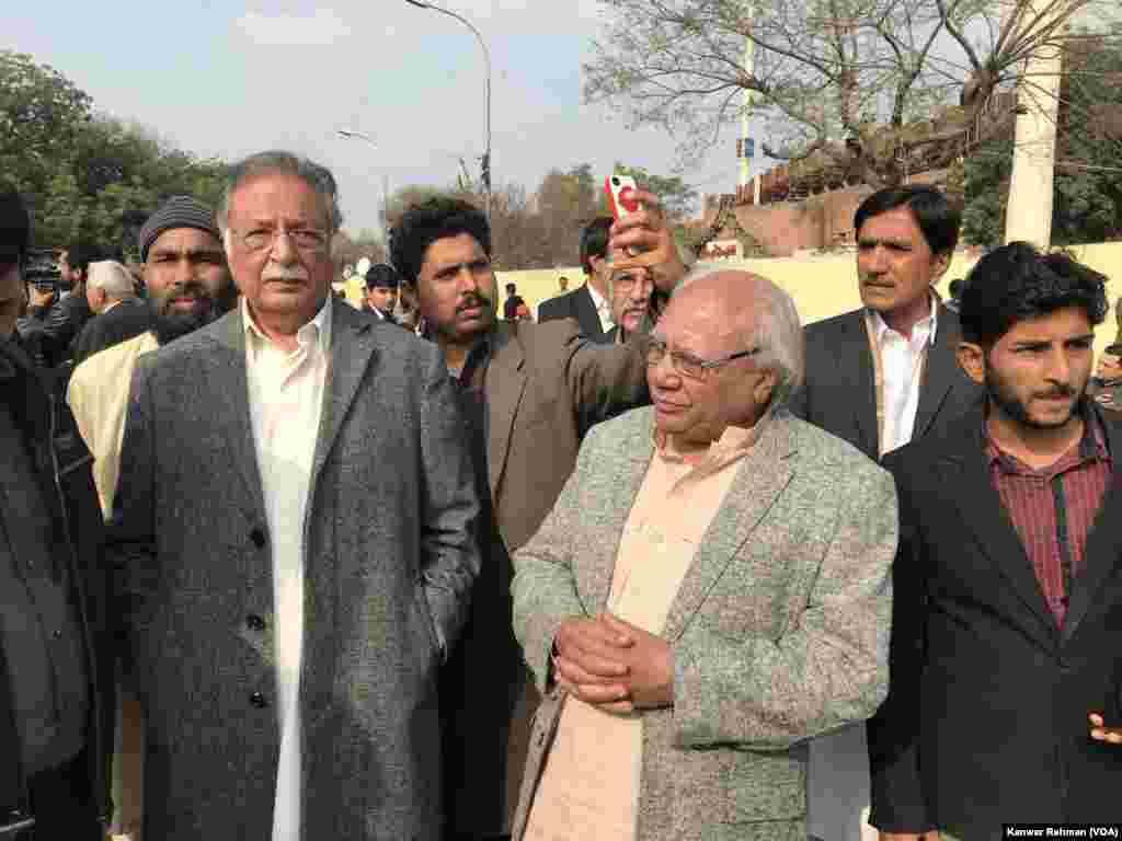 نمازِ جنازہ میں کئی سیاست دان بھی شریک ہوئے۔