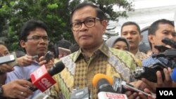 Sekretaris Kabinet Pramono Anung memberikan keterangan di kompleks Istana kepresidenan di Jakarta, hari Selasa (19/7) seputar tertembaknya buron teroris Santoso di Poso, Sulawesi Tengah (VOA/Andylala).