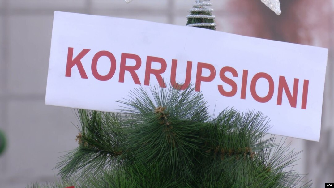 ARHIVA - Natpis sa rečju "korupcija" na albanskom jeziku, tokom nedelje borbe protiv korupcije