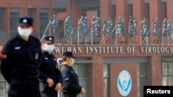 Personal de seguridad vigila fuera del Instituto de Virología de Wuhan durante la visita del equipo de la OMS encargado de investigar el origen de la enfermedad por coronavirus, en Wuhan, China, el 3 de febrero de 2021.