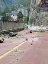 چین کے زلزلہ پیما مرکز کے مطابق زلزلے کا مرکز پہاڑوں میں تھا جس کی شدت 6.8 محسوس کی گئی۔