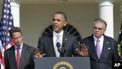 President Barack Obama pushes for his $50-billion infrastructure-investment proposal as a way to create more jobs, with Secretary of Treasury Timothy Geithner, left, and Secretary of Transportation Ray LaHood, right, at the White House in Washington, 11 O