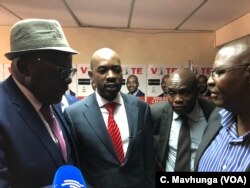 UMnu. Nelson Chamisa, umkhokheli weMovement for Democratic Change Alliance, ukhuluma loMnu. Tendai Biti loProfessor Welshman Ncube.