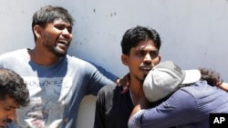 Familiares de personas muertas en ataques a una iglesia esperan afuera de la morgue de un hospital en Colombo, Sri Lanka, el domingo 21 de abril de 2019. Explosiones casi simultáneas estremecieron tres iglesias y tres hoteles en Sri Lanka el Domingo de Pascua.