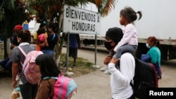 Los migrantes hondureños que intentaban llegar a Estados Unidos son enviados de regreso por las autoridades guatemaltecas, en la frontera de El Florido entre Guatemala y Honduras. Honduras 19 de enero de 2021. 