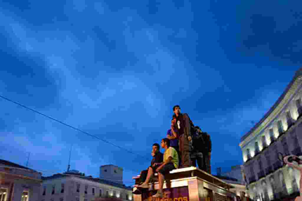 La gente toma parte en una manifestación en Madrid, 18 de mayo de 2011.