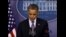 Tổng thống Mỹ Barack Obama hôn đệ nhất phu nhân Michelle Obama bên cạnh Thỏ Phục sinh trong ngày lăn trứng Phục sinh hàng năm ở Sân cỏ phía Nam của Tòa Bạch Ốc ở thủ đô Washington.