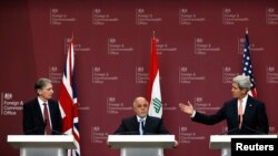 De izquierda a derecha, secretario de Relaciones Exteriores británico, Philip Hammond, primer ministro iraquí, Haider al-Abadi y el secretario de Estado de EE.UU. John Kerry en una conferencia de prensa este jueves en Londres. 