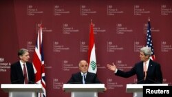 Từ trái: Ngoại trưởng Anh Philip Hammond, Thủ tướng Iraq Haider al-Abadi, và Ngoại trưởng Mỹ John Kerry trong cuộc họp báo ở London, ngày 22/1/2015.