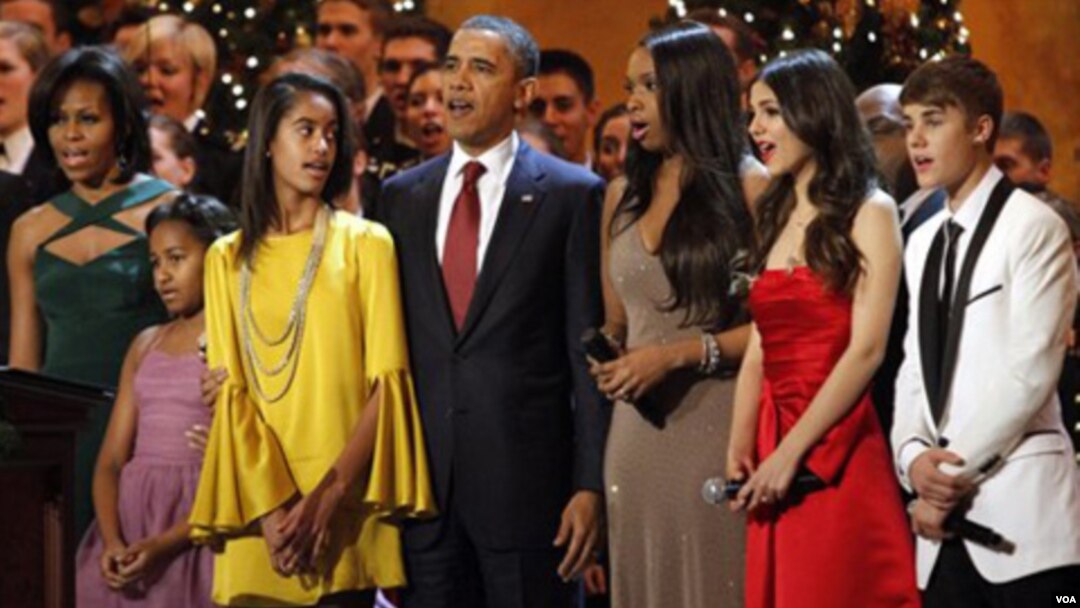 La primera dama Michelle Obama, Sasha Obama, Malia Obama y el presidente Barack Obama, con los artistas Jennifer Hudson, Victoria Justice y Justin Bieber.