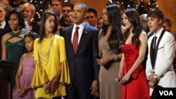 La primera dama Michelle Obama, Sasha Obama, Malia Obama y el presidente Barack Obama, con los artistas Jennifer Hudson, Victoria Justice y Justin Bieber.