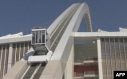 Xe ca của sân Durban đưa khách lên đỉnh vòng cung cao 106 mét ngắm cảnh