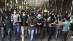 پلیس ضد شورش با مردم در خیابان های تهران درگیر شده است
