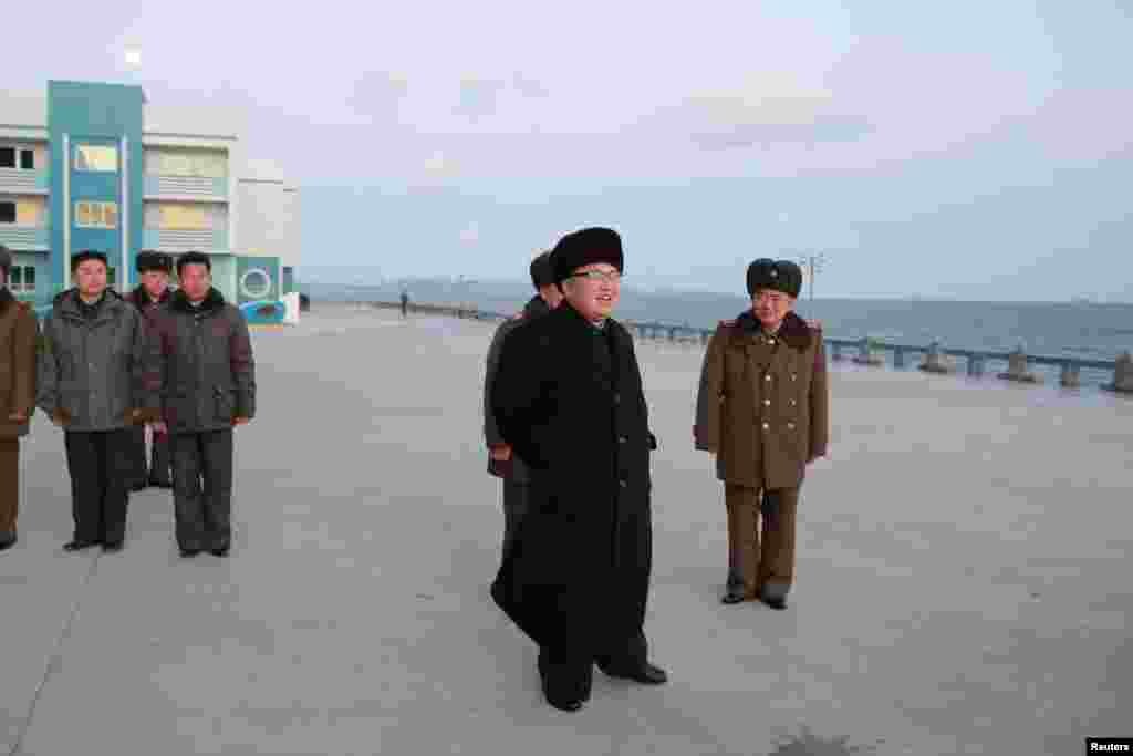 김정은 북한 국무위원장이 금산포젓갈가공공장과 금산포수산사업소를 현지지도했다고 15일 조선중앙통신이 보도했다.
