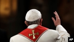 Le pape Francis bénit la foule au cours de la procession des flambeaux, durant le chemin de la croix, devant le Colisée de Rome, le 14 avril 2017.