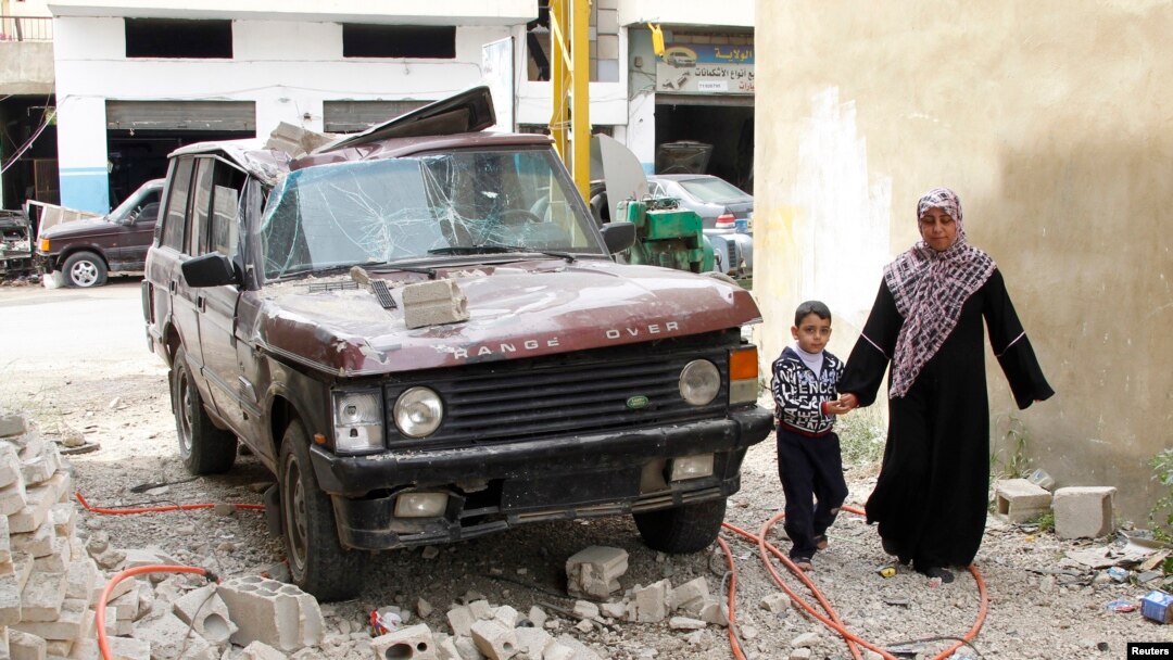 Sebuah kendaraan di Hermel, Bekaa terkena oleh serangan roket pemberontak Suriah (foto: dok). 