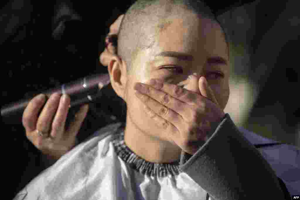 Li Wenzu has her head shaved to protest the detention of her husband and Chinese human rights lawyer Wang Quanzhang, during the 709 crackdown, in Beijing.